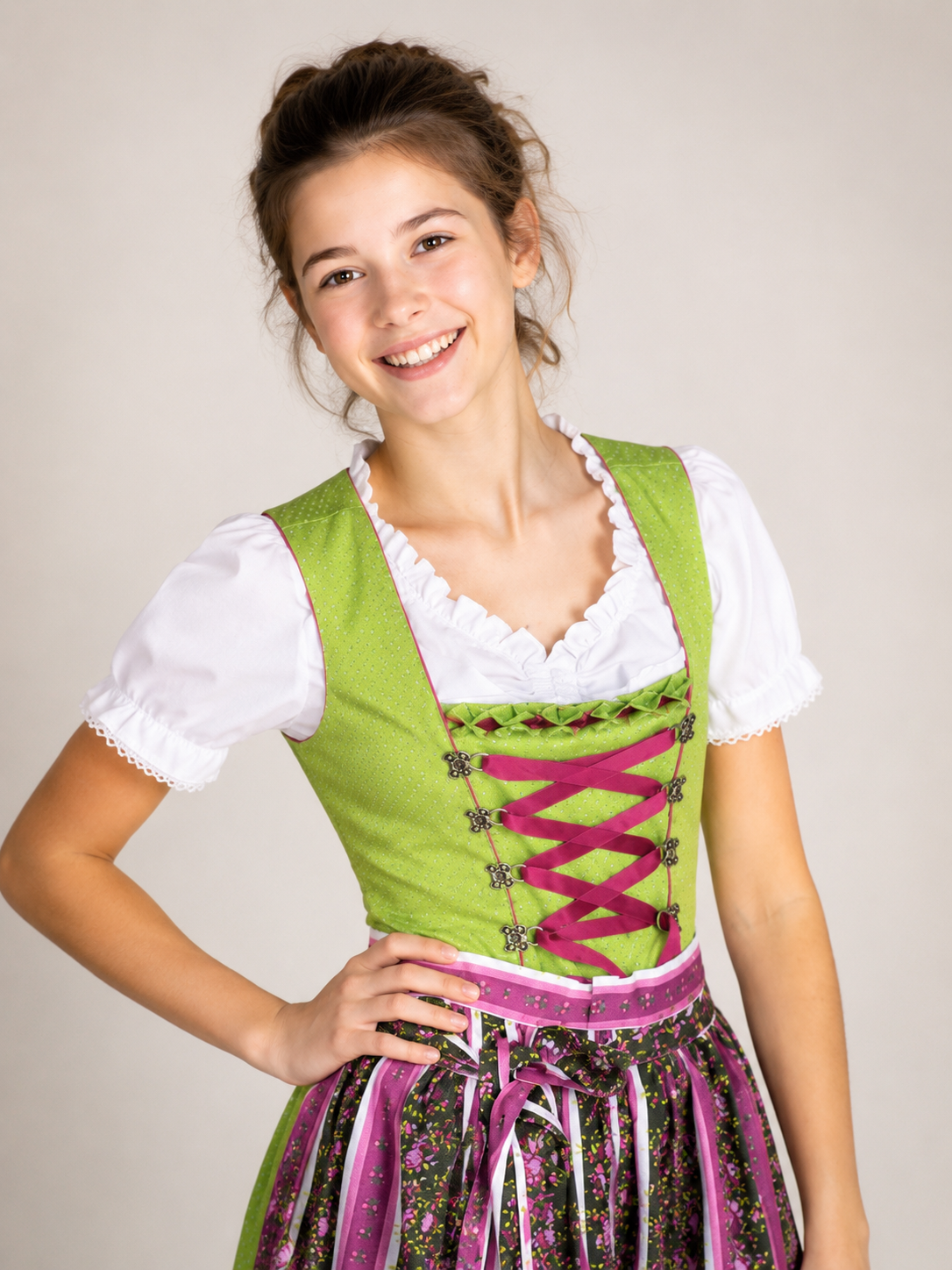 KI geniertes Bild eines Kindes in einem grün, lila Jugenddirndl