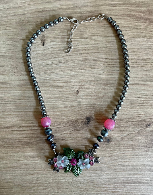 Trachten Kette Collier, pink, grau Blüten Perlen Kette Alpenwahn 